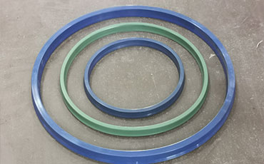 如何更換四柱液壓機的主缸密封圈？